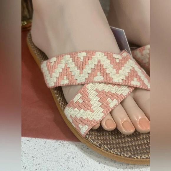 NWT-Pink and Cream Woven Aztec Slides - Picture 6 of 6